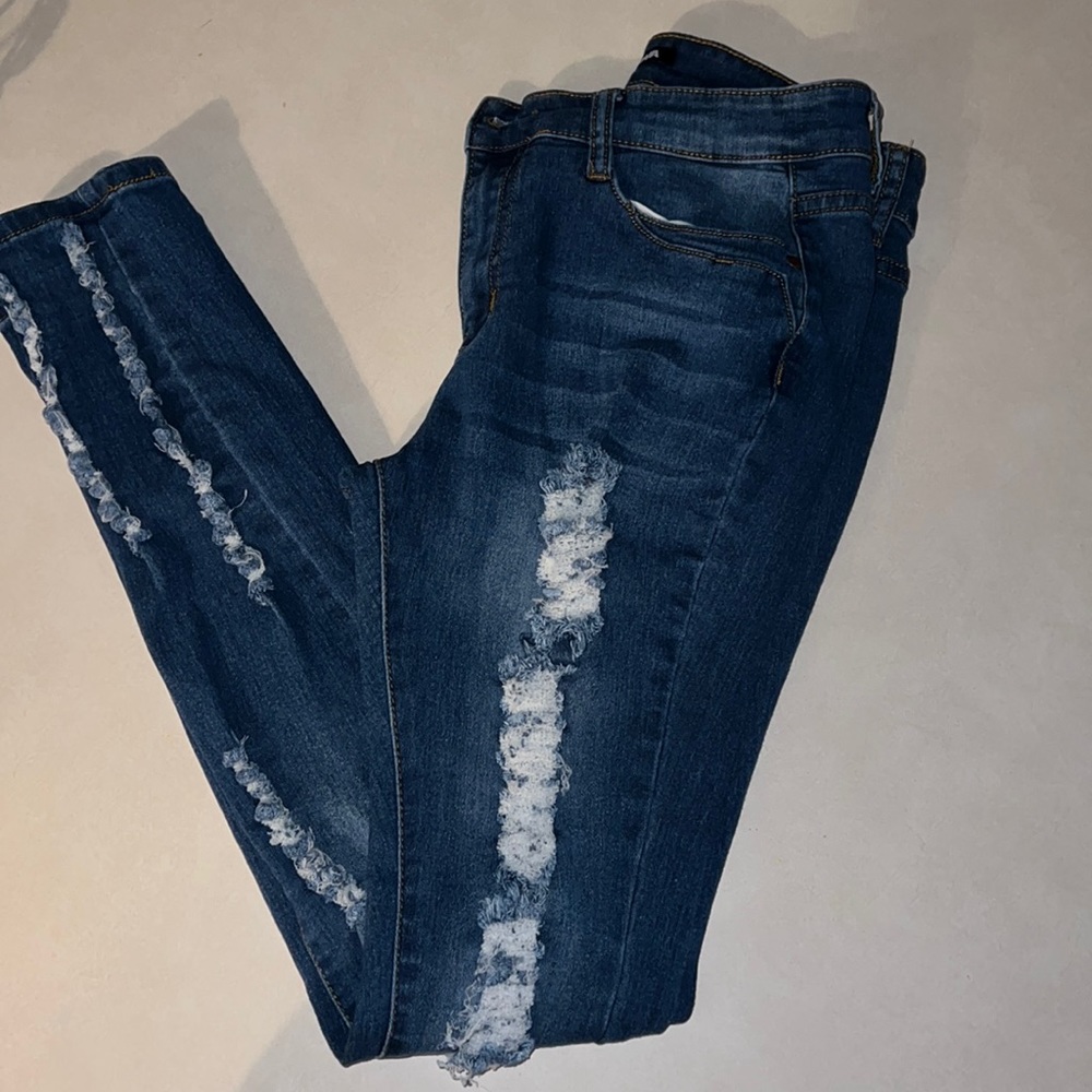 Stretchy Destructive skinny jeans